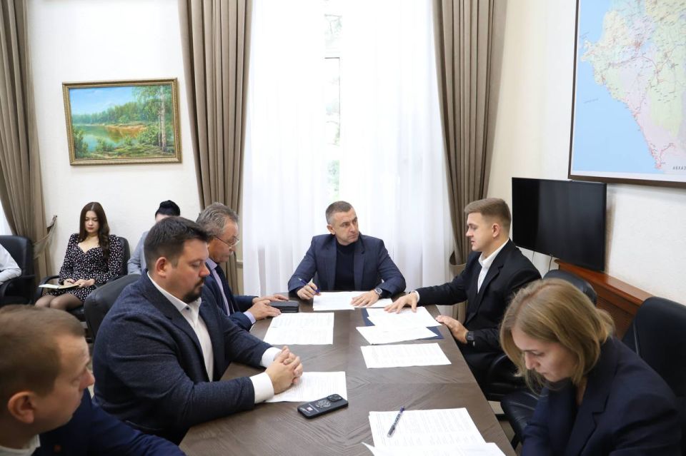 Сегодня председатель комитета ЗСК по вопросам топливно-энергетического комплекса, транспорта, дорожного хозяйства и связи Иван Тутушкин провел совещание, на котором обсудили ситуацию на рынке нефтепродуктов в крае