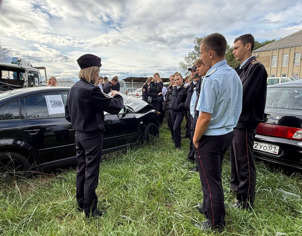 В посёлке Мостовском сотрудники Госавтоинспекции показали студентам стоянку разбитых автомобилей
