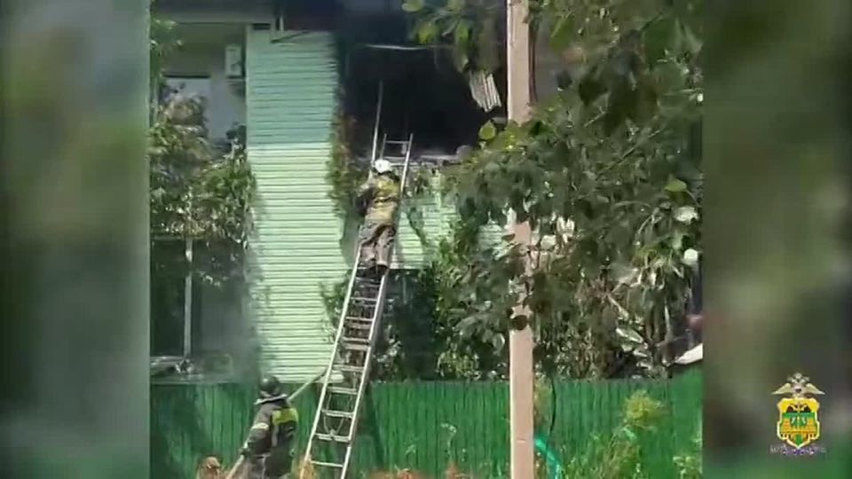 Участковый спас женщину из горящего дома в Абинске