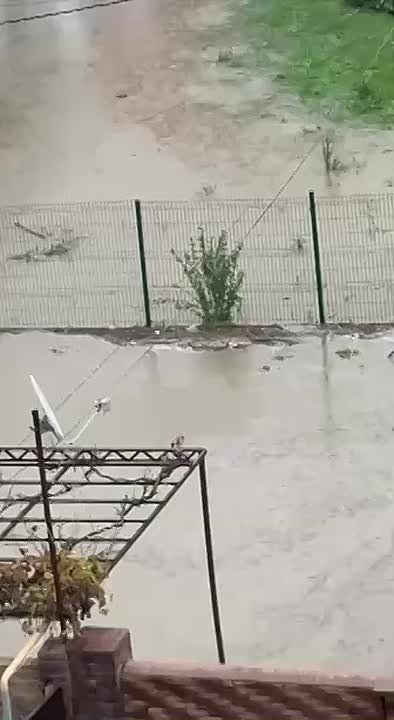 В реки превратились улицы Туапсинского района Краснодарского края: дожди идут уже второй день