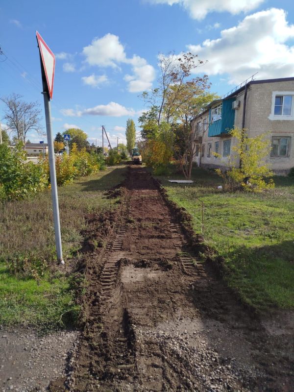 Начались работы по обустройству тротуарной дорожки по улице Советов в п. Степном!