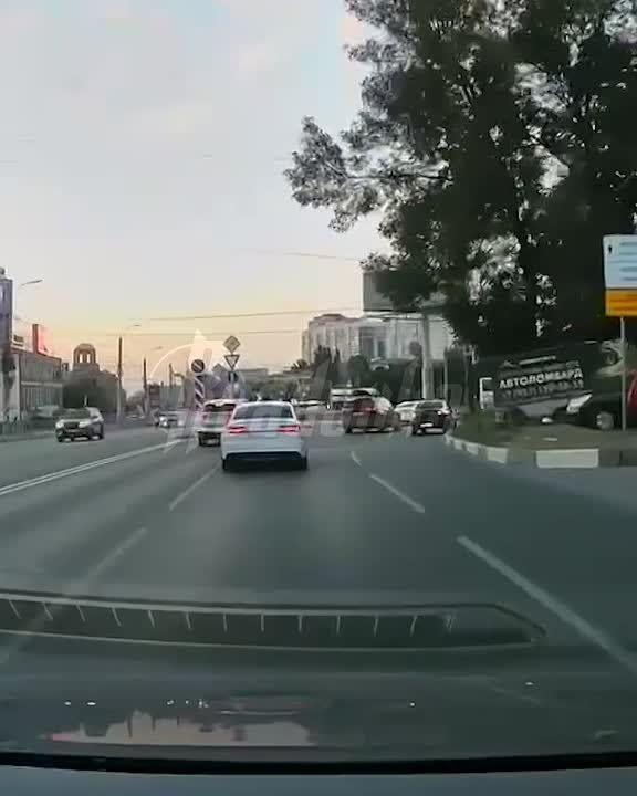 У Lada Vesta массово клинит руль — водители по всей стране делятся своими историями «нежданчика» на дороге