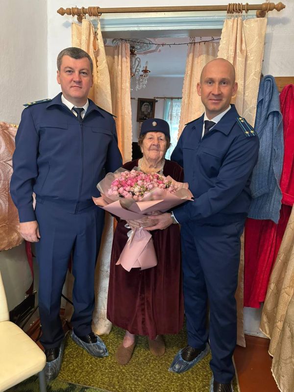 Прокуратура Карасунского административного округа г. Краснодара поздравила ветерана Великой Отечественной войны с 102-м днем рождения