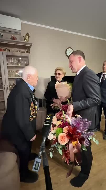 Евгений Наумов: От имени всех краснодарцев вместе с Верой Фёдоровной Галушко поздравили Ивана Петровича Чучалина с вековым юбилеем
