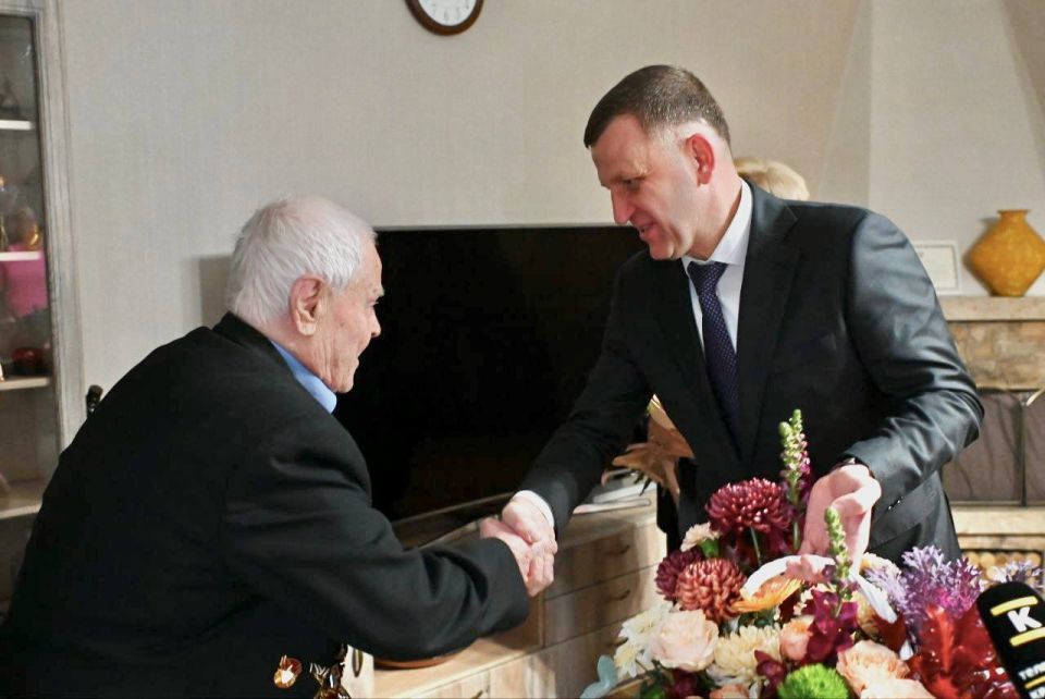 Евгений Наумов и Вера Галушко поздравили со 100-летием участника Великой Отечественной войны Ивана Петровича Чучалина