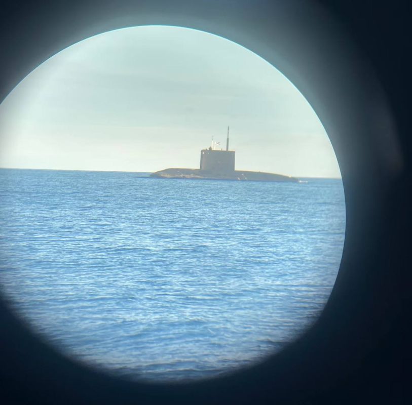 Военные корабли ВМС Швеции и Береговой охраны вместе с истребителями JAS-39 Gripen ВВС Швеции в настоящее время сопровождают российскую дизель-электрическую подводную лодку Б-261 «Новороссийск» в Балтийском море, после того...