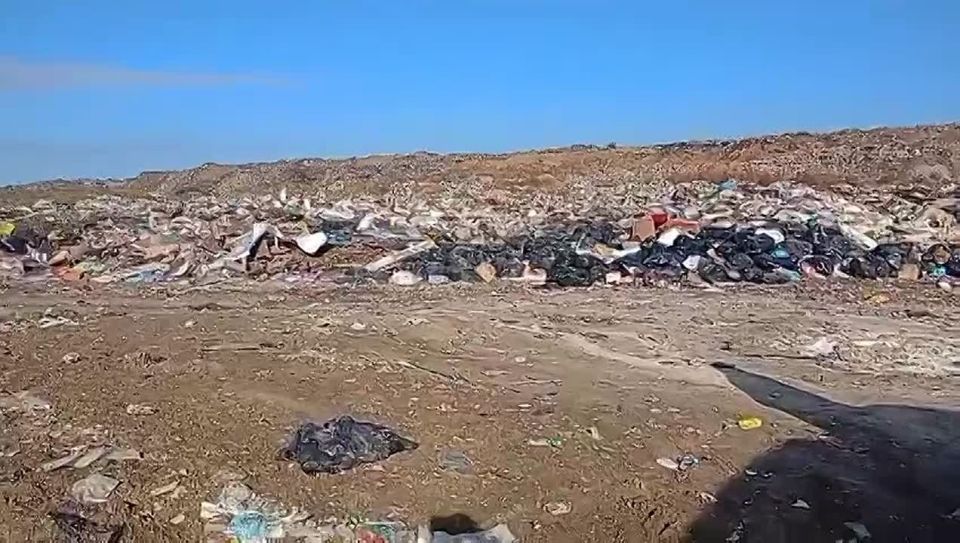 В рамках еженедельного мониторинга состояния полигона ТКО в поселке Симоновка сегодня состоялся комиссионный выезд на объект с участием представителей городской администрации и комбината коммунально-бытовых услуг