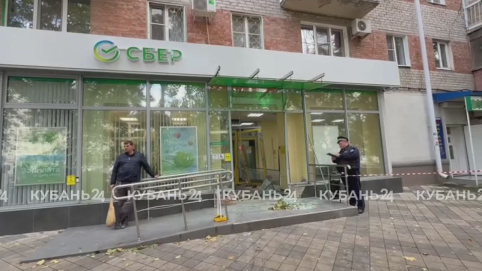 «Припарковавшийся» в краснодарском банке водитель выглядел пьяным и пытался скрыться с места ДТП