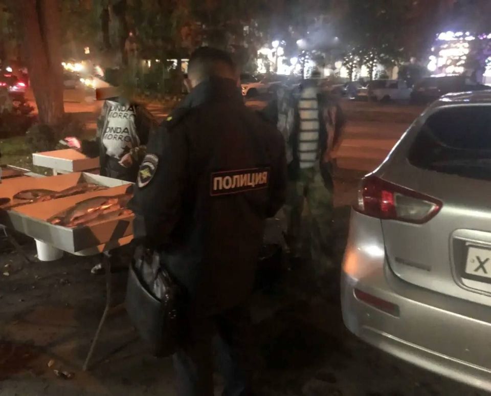 Сотрудники администрации совместно с полицией Прикубанского округа пресекли несколько фактов несанкционированной торговли в вечернее время