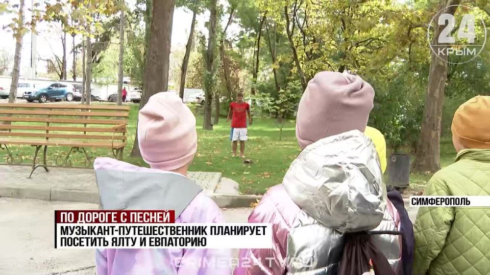 В Крым на велосипеде приехал музыкант с баяном в руках