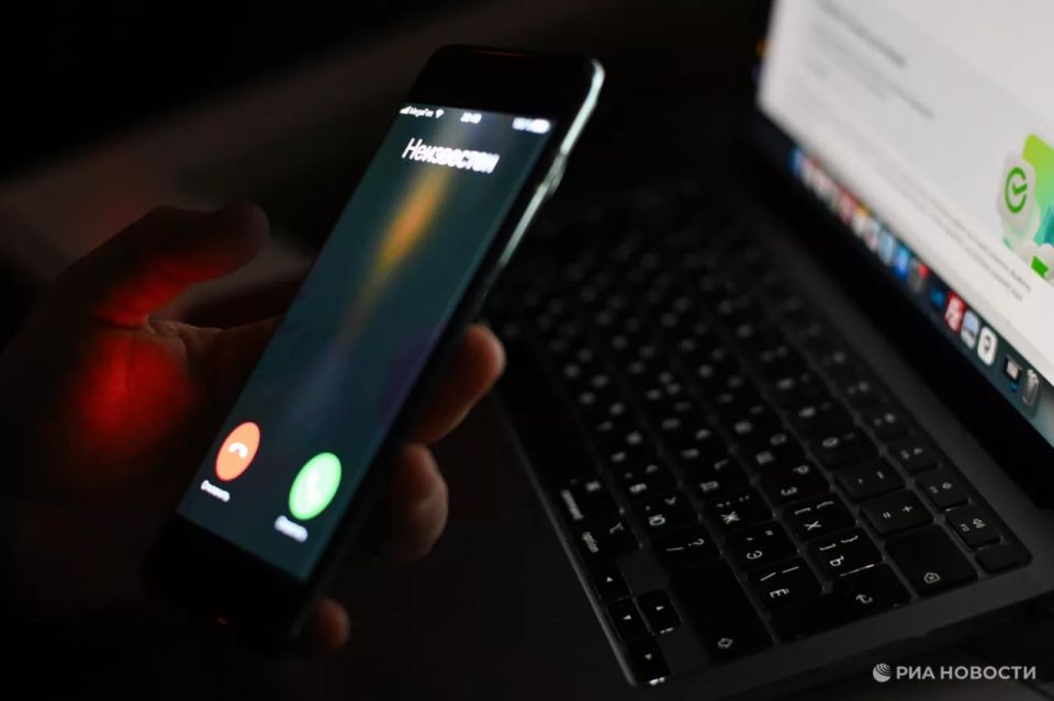 Каждый россиянин получил в среднем 35 звонков от мошенников за девять месяцев 2025 года - это на 30% больше, чем за аналогичный период прошлого года, подсчитали* аналитики "Защитника МТС"