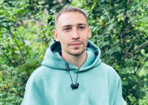 Игорь Гомольский: Я вот не понимаю, ребята.. Какая-то барышня пела иноагентские песенки на какой-то там улице, а какие-то люди приходили слушать ее. Барышню, судя по всему, задержали. На ок. А зачем? Вот у нас есть она и...