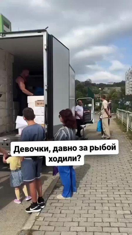 Гормональный взрыв в Сочи. Еще один сексуальный работник, на этот раз продавец рыбы, покорил женские сердца и соцсети Каждые выходные в Сочи привозят свежую форель, выращенную в Лабинском районе Краснодарского края
