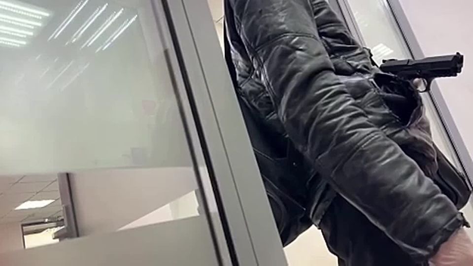 — У нас еще есть деньги… — Не надо!