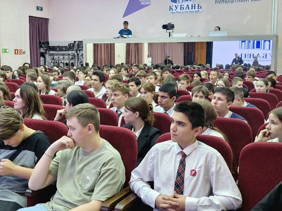 Новороссийские полицейские приняли участие в просмотре и обсуждении со школьниками документального фильма «Игра с огнем»