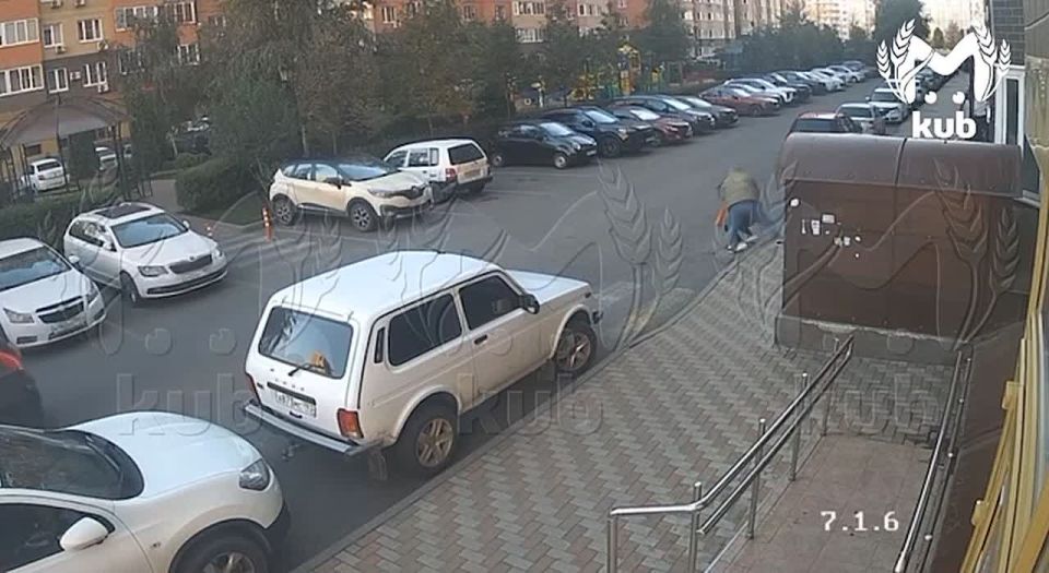 Полицейские задержали мужчину, накинувшегося на школьницу во дворе краснодарской многоэтажки