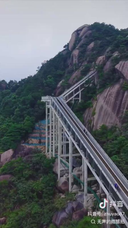 В Китае запустили самый длинный эскалатор в мире