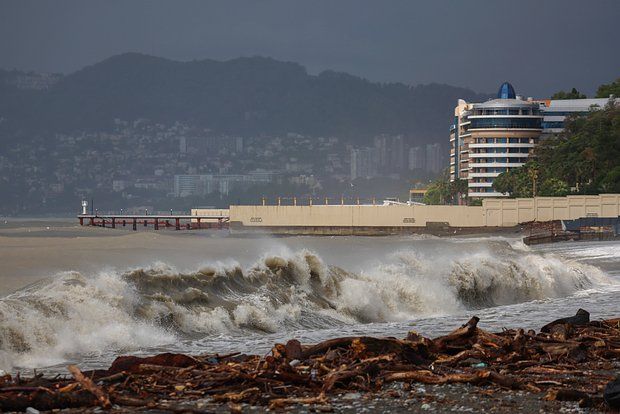 МЧС: В Сочи объявлено штормовое предупреждение