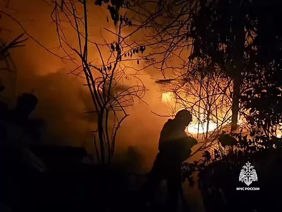 Три частных дома и автомобиль горят в сочинском поселке Дагомыс