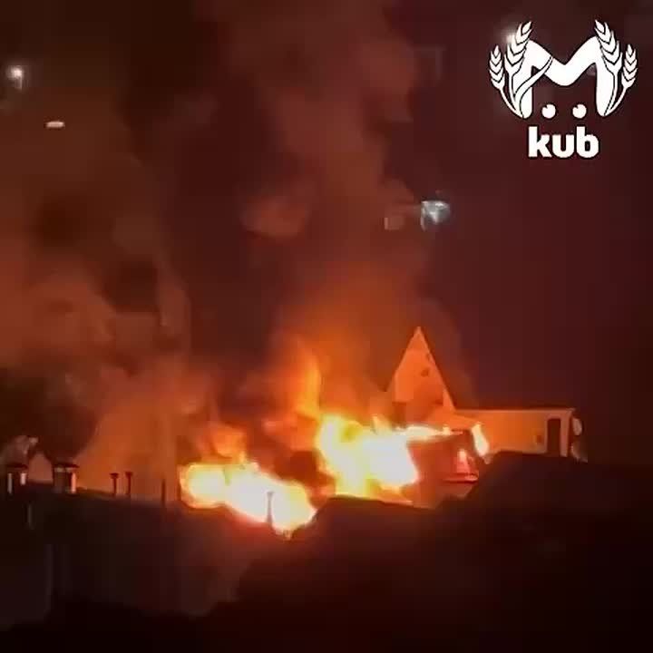 Частный дом полыхает в Дагомысе на Ленинградской