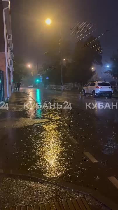 Потоки воды побежали по улицам Краснодара из-за сильного дождя
