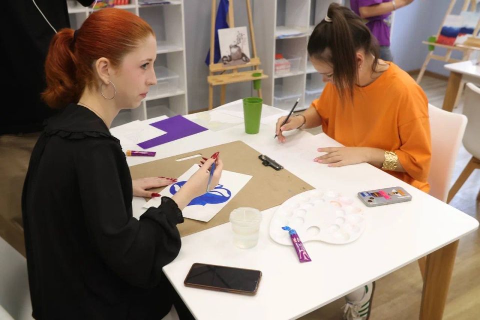 Мастер-классы по живописи и кинопоказ: какие ещё события подготовили в Доме молодёжи на предстоящей неделе