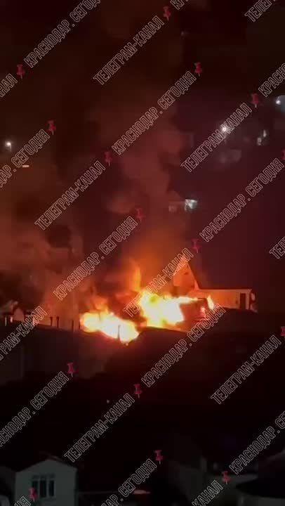 Три дома сгорело во время пожара в Дагомысе