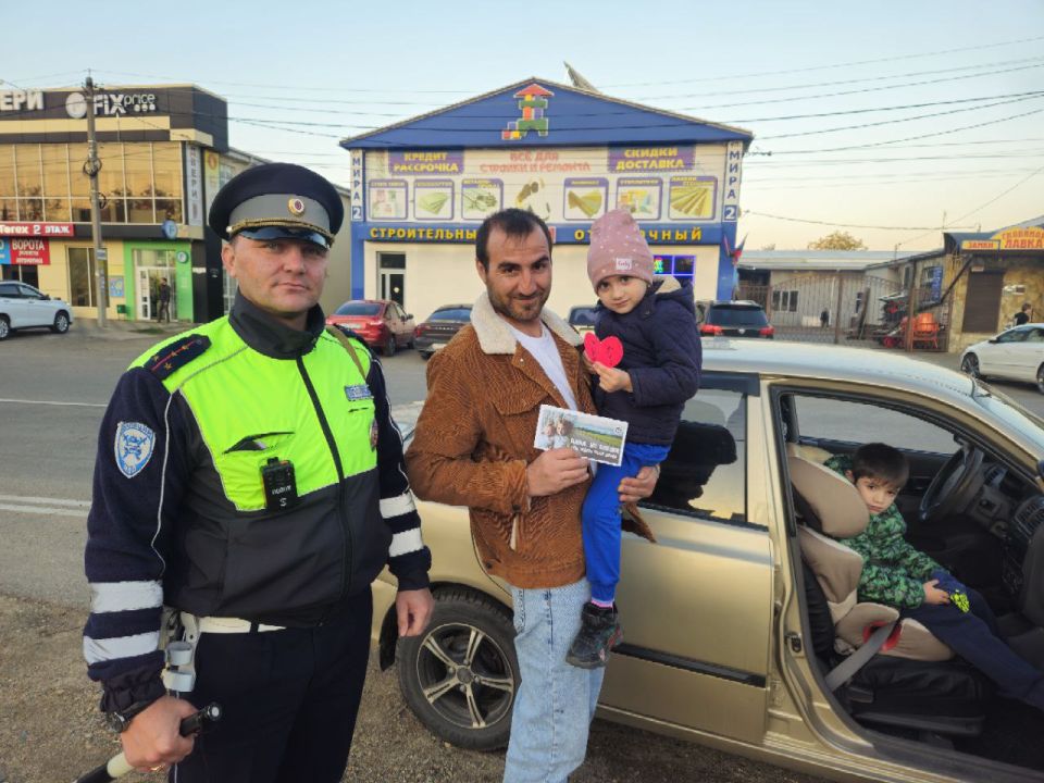 Сотрудники Госавтоинспекции Белореченского района поздравили всех пап с праздником, напомнили о необходимости соблюдать Правила дорожного движени