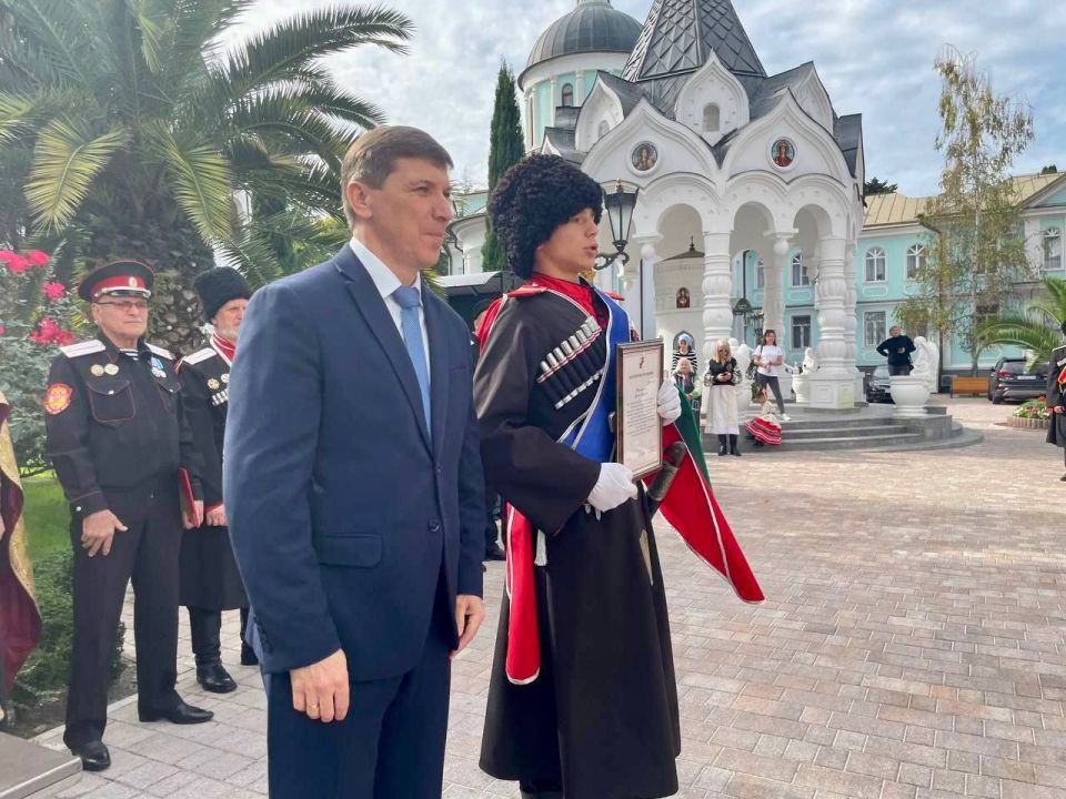 В Сочи прошло торжественное построение в честь Дня создания кубанского казачьего войска