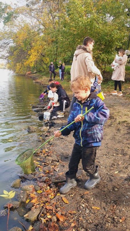 Правильные выходные: неравнодушные краснодарцы вместе с детьми провели субботник на Покровских озерах