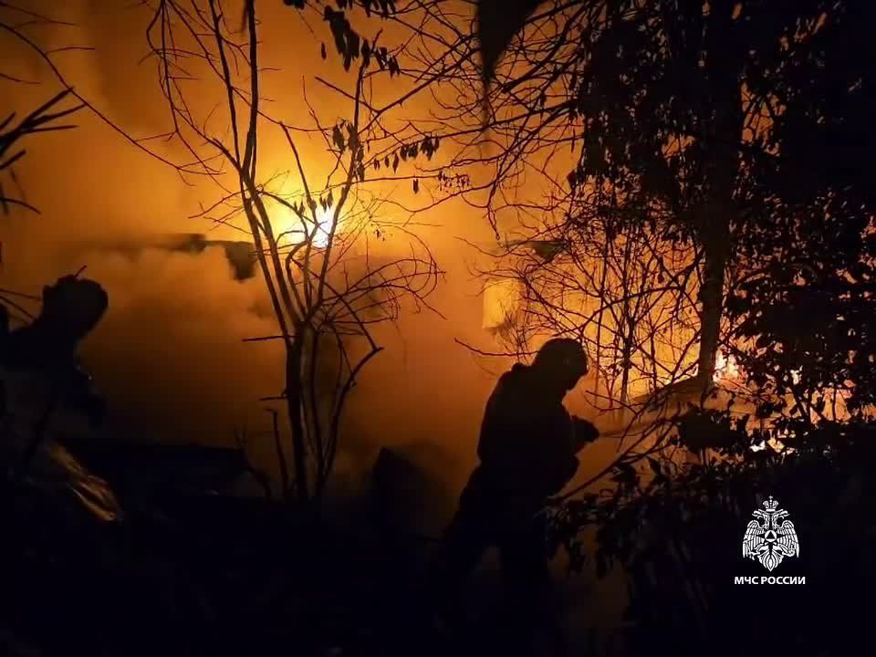 Несколько частных домов и автомобиль горят в сочинском поселке Дагомыс, сообщили в МЧС по Краснодарском краю
