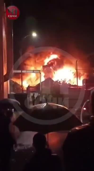 На месте пожара в Сочи работают сотрудники полиции