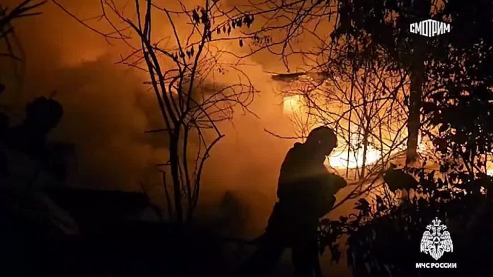 Мощный пожар охватил несколько частных домов в поселке Дагомыс в Сочи, объявлен повышенный ранг пожара, передает МЧС Краснодарского края