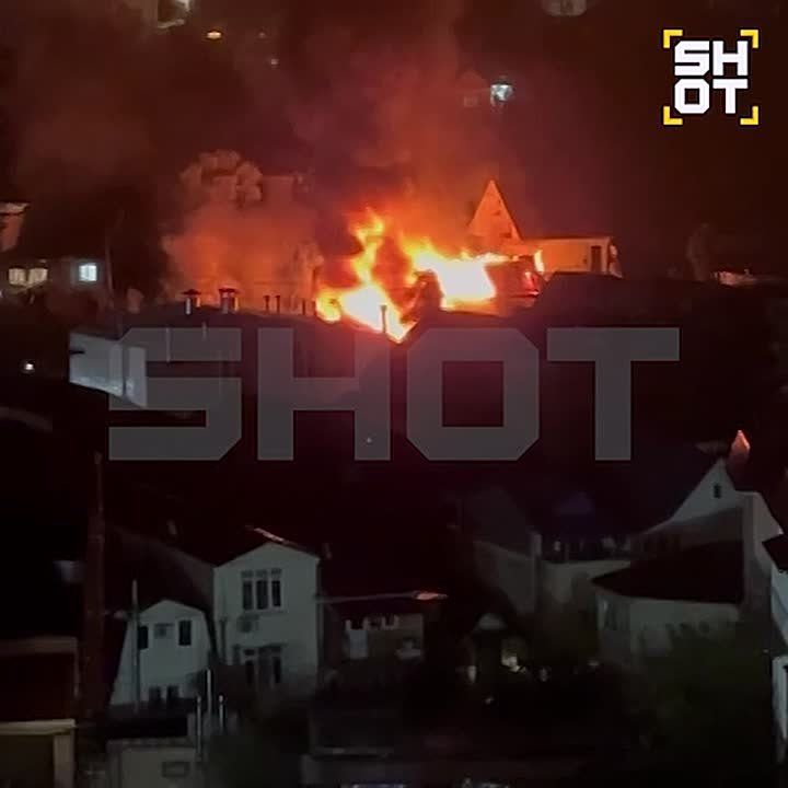 Серьзный пожар в Дагомысе — огонь охватил сразу три частных дома и один автомобиль