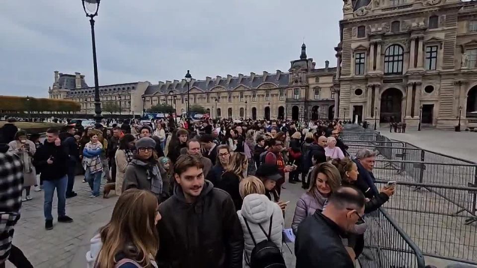 Загадочное ограбление парижского Лувра: похищены сокровища Наполеона