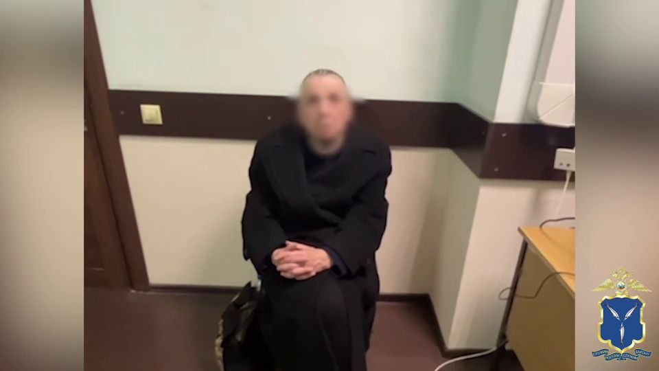 Саратовская полиция задержала завербованную телефонными мошенниками 70-летнюю москвичку