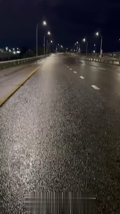 Больше 40 машин повредили колеса из-за ямы в Краснодаре