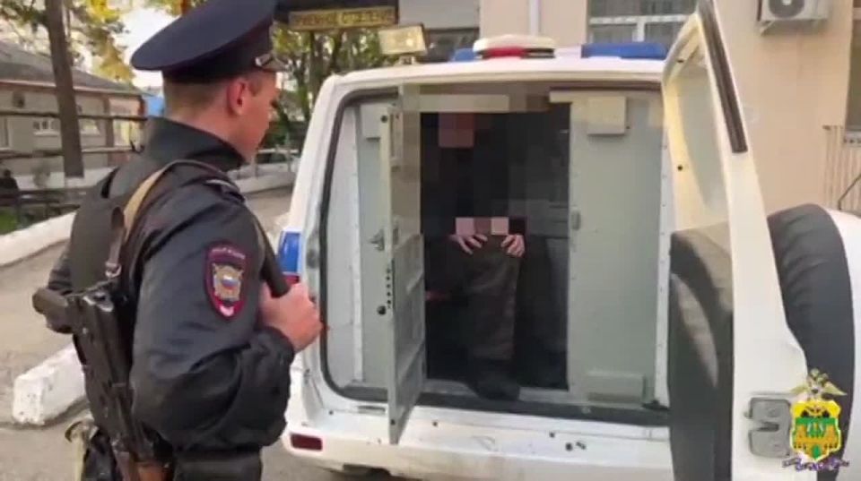 Неадекватный мужчина с ножом угрожал детям возле школы в Абинске — его задержала полиция