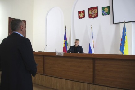 Начало недели с гордостью за земляков и контролем за исполнением планов
