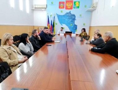 20 октября 2025 года в администрации Ейского городского поселения Ейского района под председательством Дениса Квитовского, главы г.Ейска и начальника отдела торговли и курортов Михаила Середа состоялось совещание с...