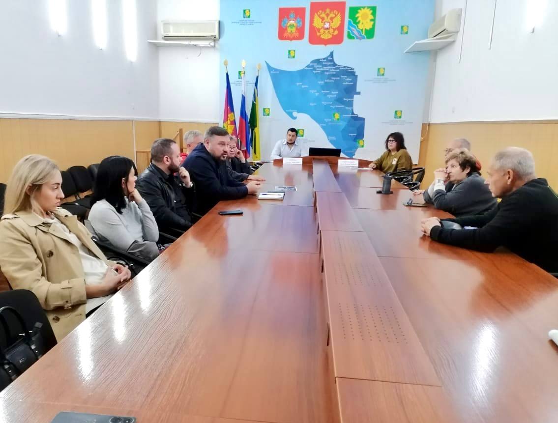 20 октября 2025 года в администрации Ейского городского поселения Ейского района под председательством Дениса Квитовского, главы г.Ейска и начальника отдела торговли и курортов Михаила Середа состоялось совещание с...
