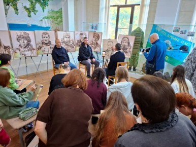 В Анапе открылась уникальная передвижная выставка картин, посвященных бойцам СВО
