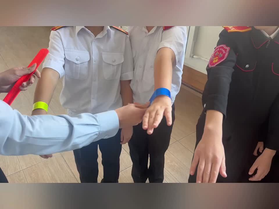 В г. Анапе сотрудники Госавтоинспекции для школьников провели акцию «Засветись»