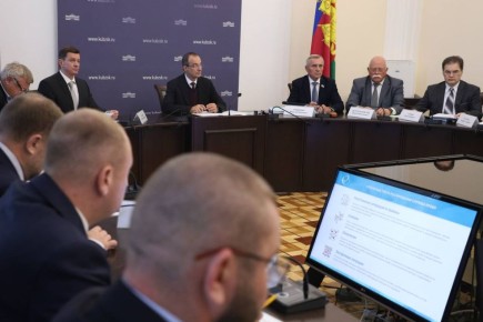 Председатель ЗСК Юрий Бурлачко провел еженедельное планерное совещание, на котором депутаты обсудили информацию о деятельности службы крови в Краснодарском крае