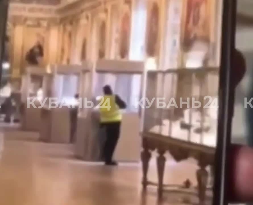 Кадры с дерзкими грабителями, обнесшими Лувр, появились в сети