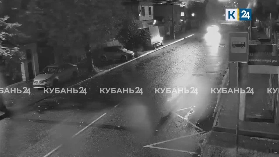 Мужчина за рулем «Лады» ушел в занос и врезался в припаркованную машину