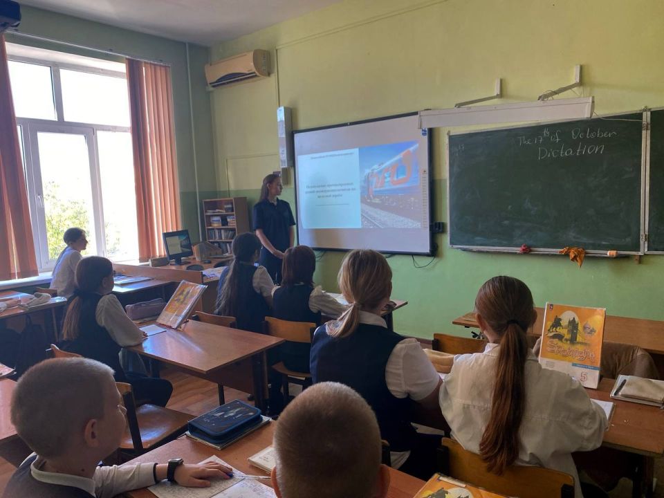 Сотрудники Новороссийского линейного отдела МВД России на транспорте провели урок правовой грамотности для школьников