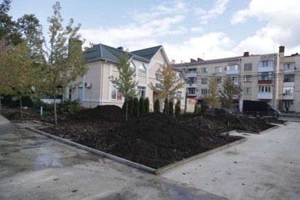 В Краснодаре продолжается благоустройство сквера Героев Отечества