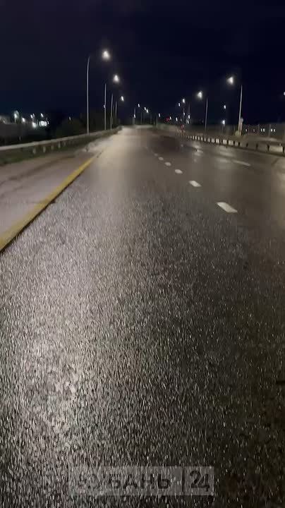 Больше 40 машин повредили колеса из-за ямы в Краснодаре, говорят местные