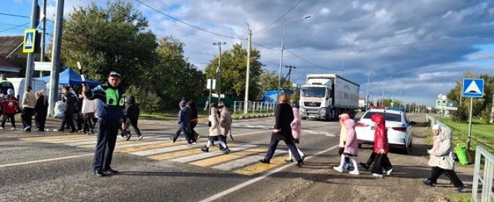 Сотрудники Госавтоинспекции проводят блиц- уроки с детьми на пешеходных переходах